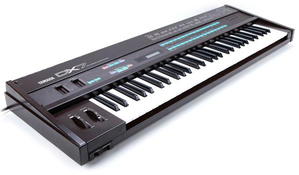 /images/Sound_Synthesis/modulation/yamaha_dx7_angle2.jpg